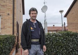 Ángel Luis Manso, frente a una antena parabólica.