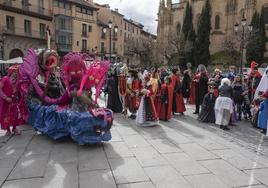 Momentos de la concentración de comparsas y la macarronada de Carnaval en la Plaza Mayor.