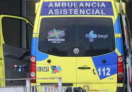 Una ambulancia llega al área de Urgencias del Hospital General de Segovia.