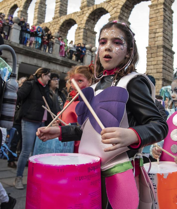 Imagen secundaria 2 - Frutas, verduras, dulces, golosinas o figuras marinas han animado el desfile de este lunes.