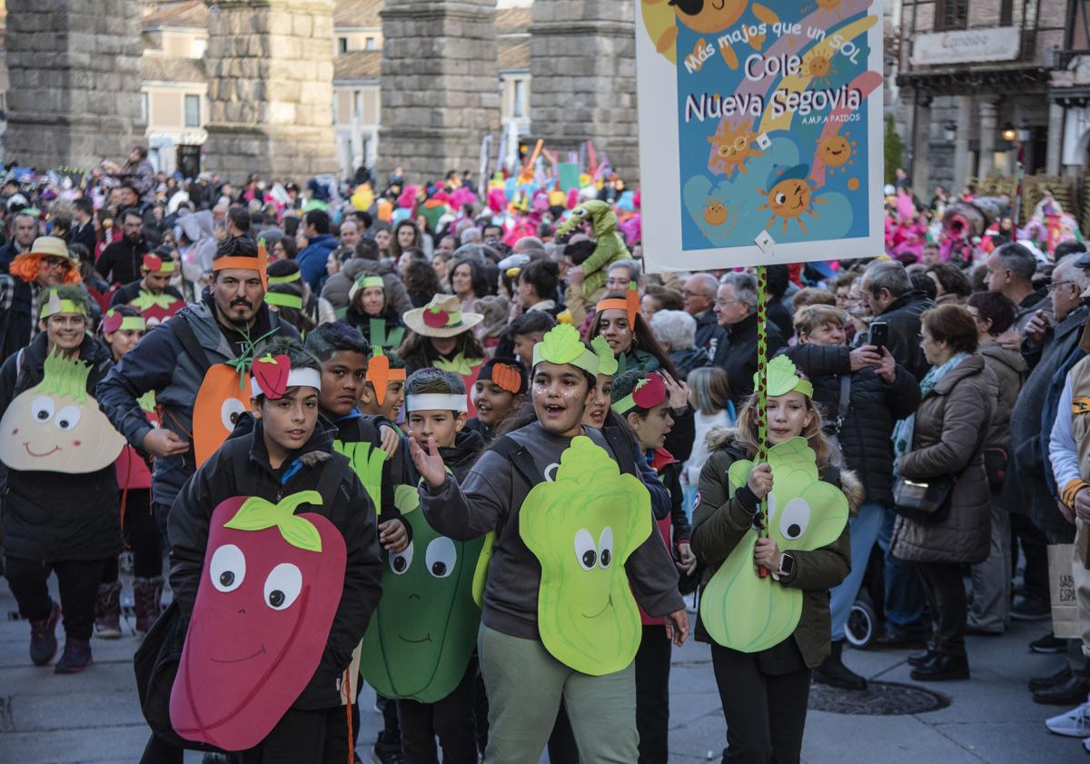 Imagen principal - Frutas, verduras, dulces, golosinas o figuras marinas han animado el desfile de este lunes.