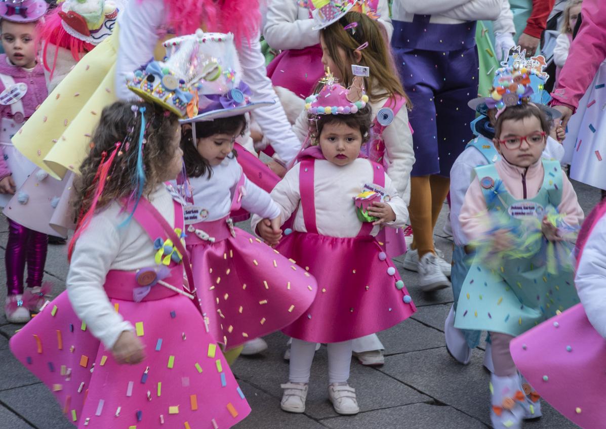 Imagen secundaria 1 - Frutas, verduras, dulces, golosinas o figuras marinas han animado el desfile de este lunes.