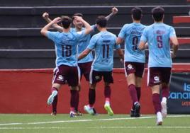 Celebración de gol de Hugo Díaz ante el Mensajero.