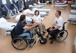 Tres usuarios de silla de ruedas en la sede de Aspaym en Valladolid.