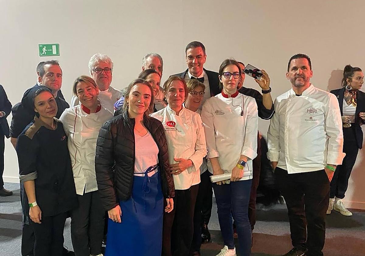 El Presidente del Gobierno, Pedro Sánchez, junto a hosteleros de los restaurantes Ángela, Maryobeli, La Parrilla de San Lorenzo, La Buena Brasa, cocineras del Puerto Chico y La Dama de la Motilla de Fuensaldaña.