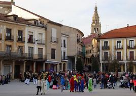 Los niños esperan el comienzo del desfile en Rioseco.