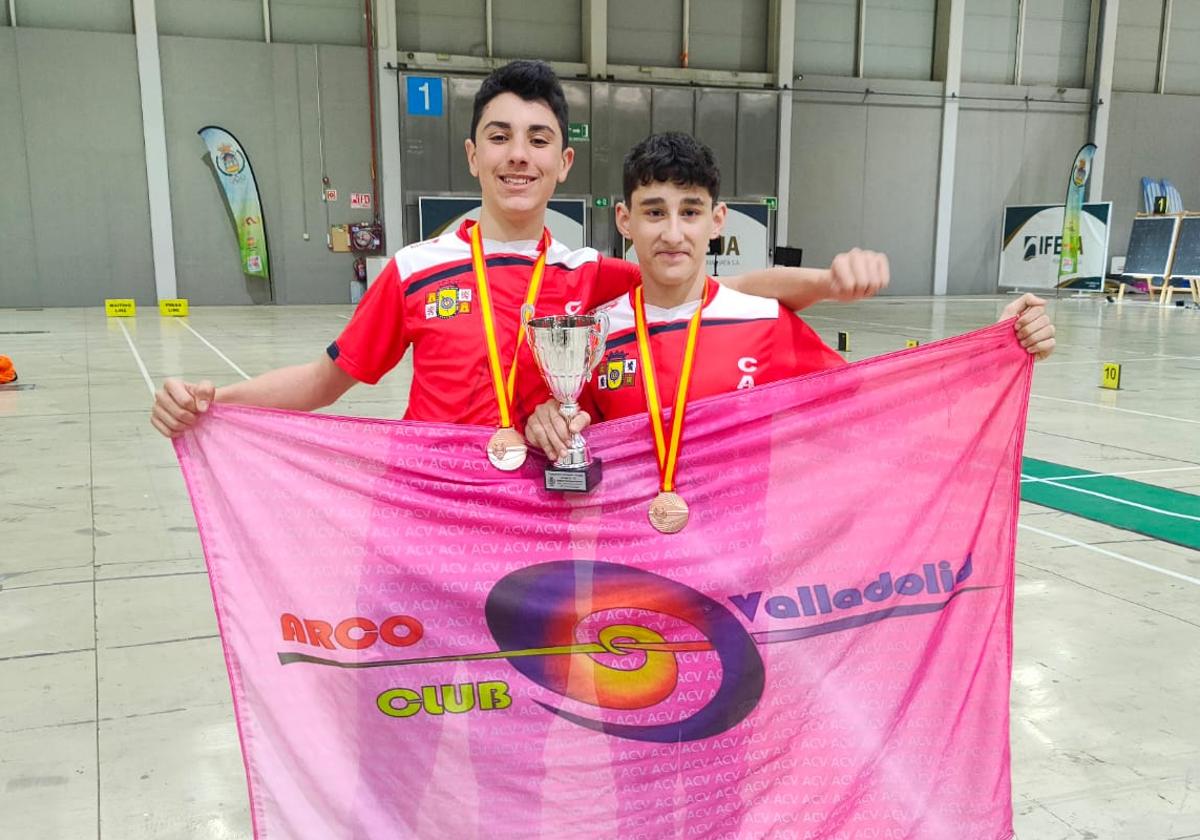 Álex bastardo y Alejandro Asenjo posan con sus medallas.