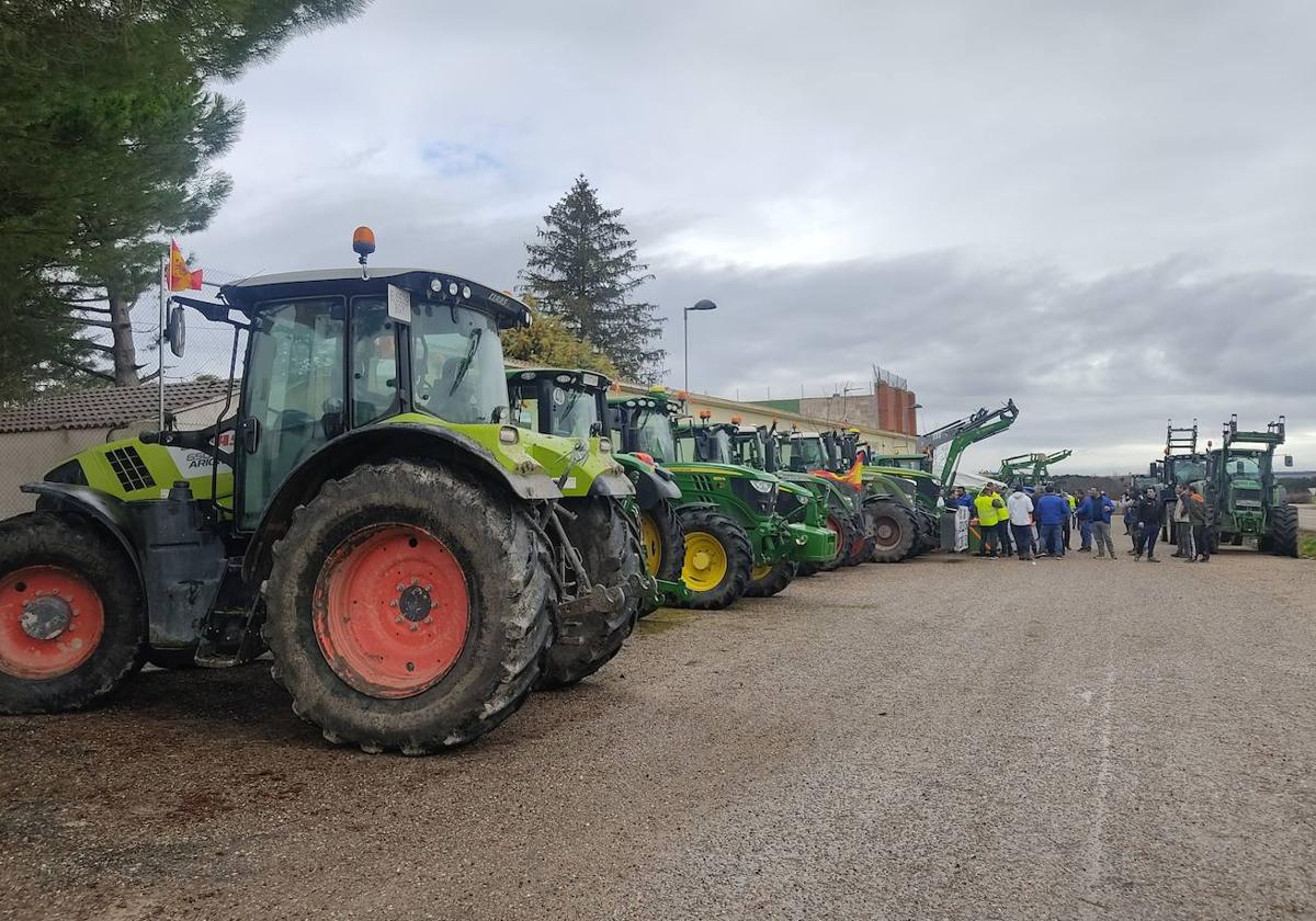 Vehículos y trabajadores agrarios de Cuéllar en una de las tractoradas de la semana pasada.