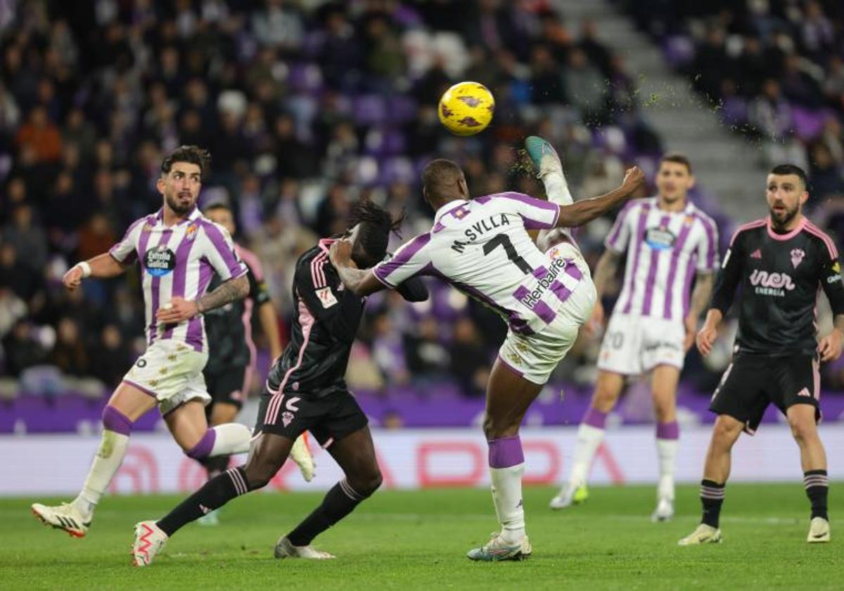 Sylla intenta el remate en el último partido del Real Valladolid frente al Albacete.