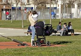 Una madre disfruta con su hija en un parque.