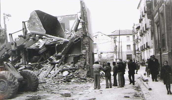 Uno de los derribos en la calle Juan Mambrilla.