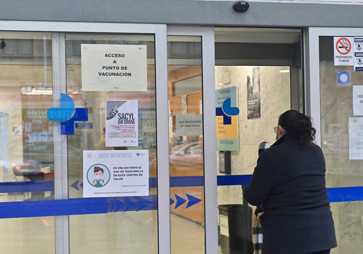 Acceso a la vacunación en el centro de salud de Rondilla, en Valladolid.