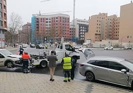 La furgoneta y el turismo implicados en la colisión en el cruce de Ciudad de la Habana con José Garrote Tebar.