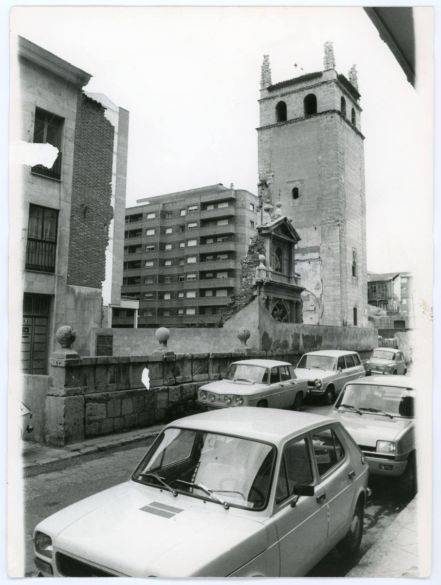 San Lorenzo, después de derribarlo -salvo la torre y el pórtico-, en los años 60.