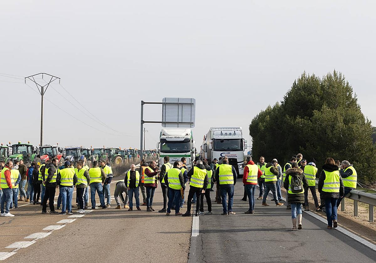 Un grupo de agricultores corta la A-62 el pasado martes 6.