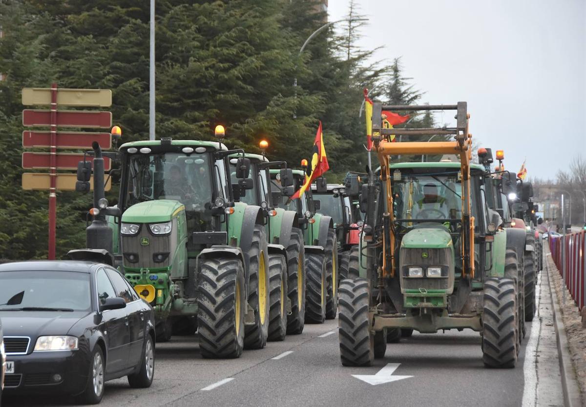 Los tractores colapsan el Vial el pasado jueves.