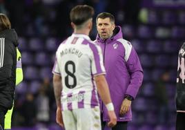 Paulo Pezolano mira a Monchu tras el partido entre el Real Valladolid y el Albacete del pasado lunes.