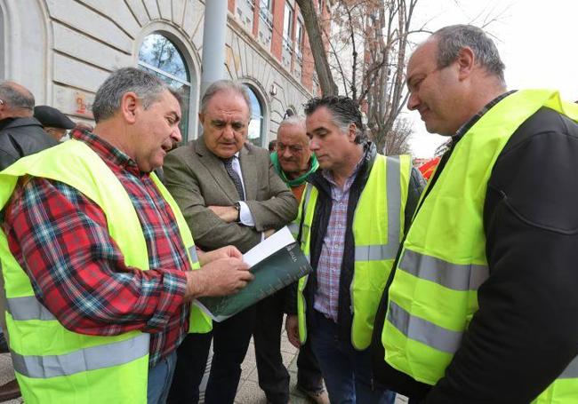 Los dirigentes de Asaja, UPA y Coag entregan el manifiesto al delegado de la Junta.