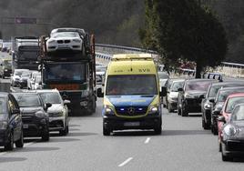 Ambulancia en carretera, en una imagen de archivo.