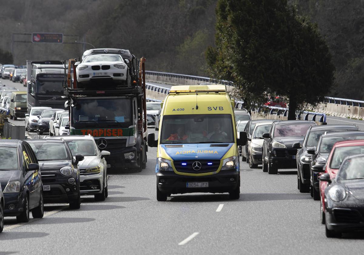 Ambulancia en carretera, en una imagen de archivo.