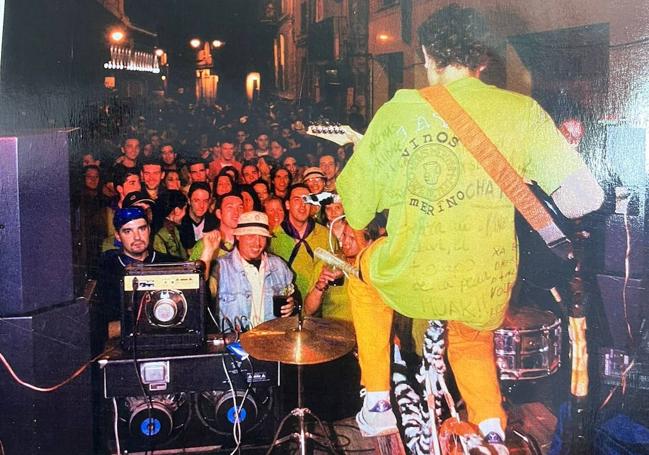 Decenas de personas escuchan al Duende Eléctrico en la plaza de los Arces durante las fiestas de Valladolid.