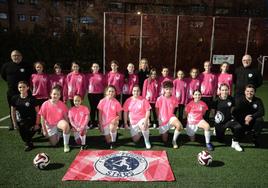 Jugadoras y técnicos de la Escuela posan en las instalaciones de Los Cerros.