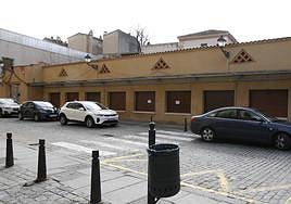 Panorámica de la fachada principal del mercado de Los Huertos, en las horas previas a la reforma.