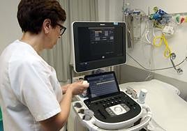 Preparación de un ecógrafo en la unidad de Radiodiagnóstico del Hospital General de Segovia.