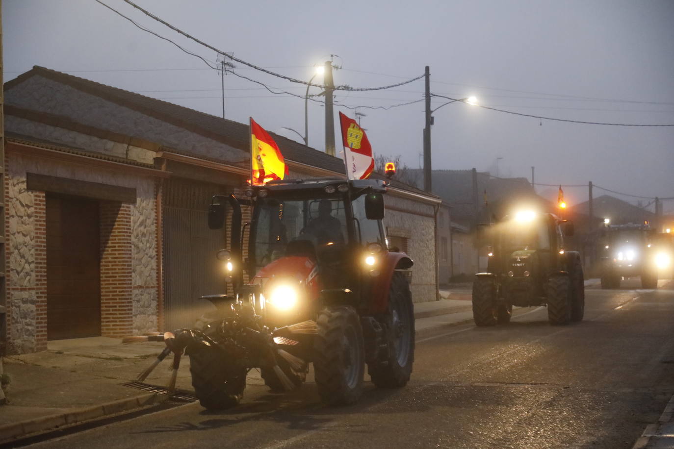 El recorrido de los tractores desde Peñafiel hasta Valladolid