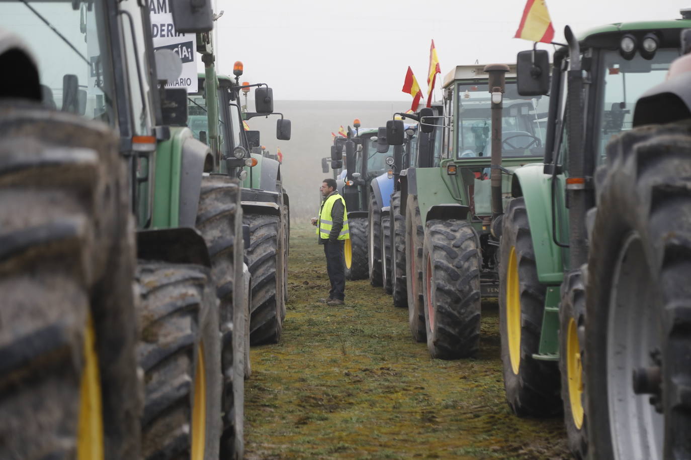 El recorrido de los tractores desde Peñafiel hasta Valladolid