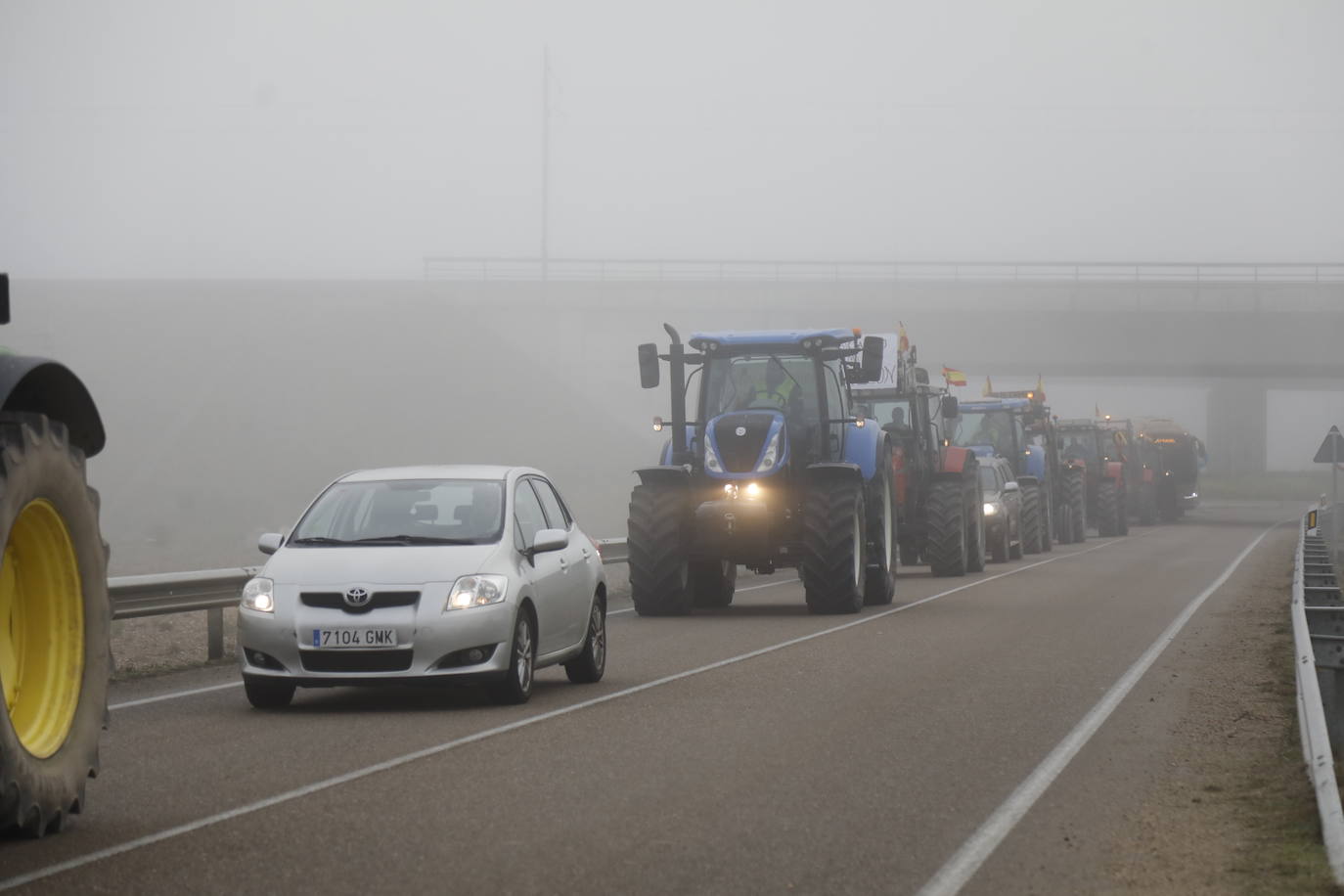 El recorrido de los tractores desde Peñafiel hasta Valladolid