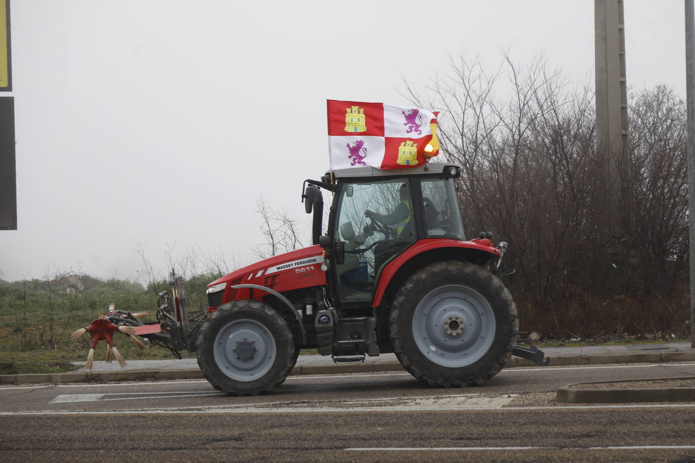 El recorrido de los tractores desde Peñafiel hasta Valladolid