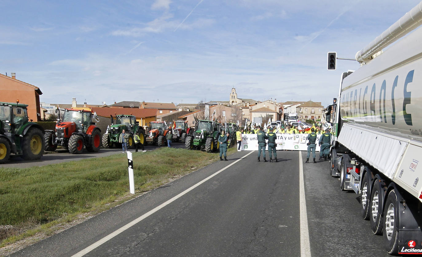 La protesta de agricultores en Santa María, en imágenes