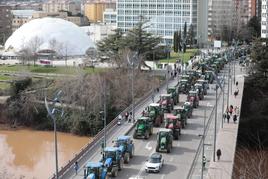 La tractorada de este miércoles a su paso por el puente de Isabel la Católica.