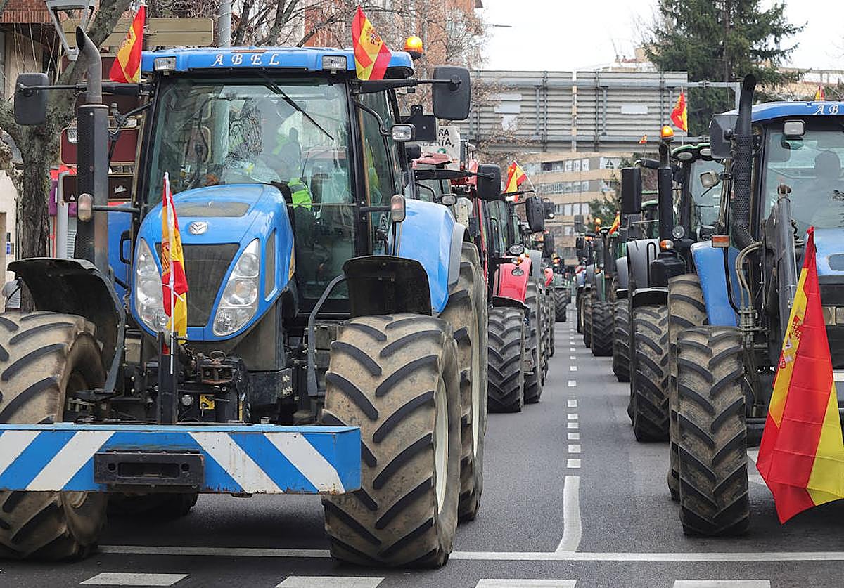 Los tractores colapsan las avenidas del centro de Palencia.