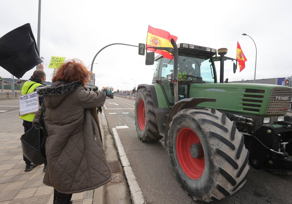 Los tractores avanzan por el Vial y reciben el apoyo de manifestantes a pie.