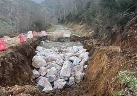 Imagen de la obras de reparación de los socavones de la carretera de acceso a la localidad berciana de La Cernada.