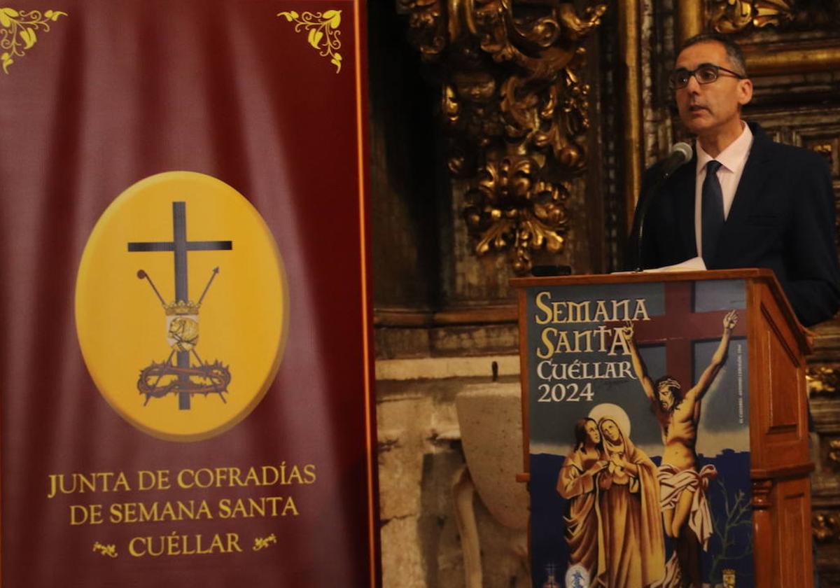 El presidente de la Junta de Cofradías, Fernando Santana, presenta los detalles de la Semana Santa de Cuéllar.