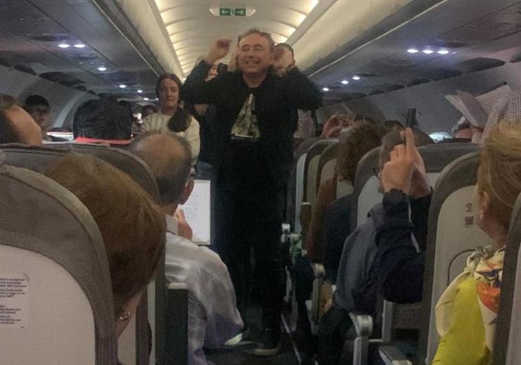 El coro de Fuentearmegil canta en el avión.