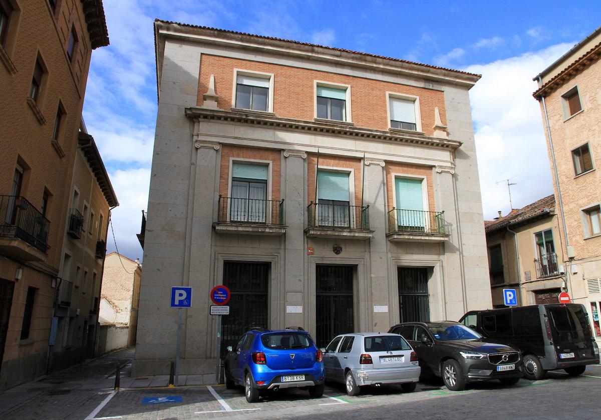 Antiguo edificio del INSS, en la plaza de la reina Doña Juana.