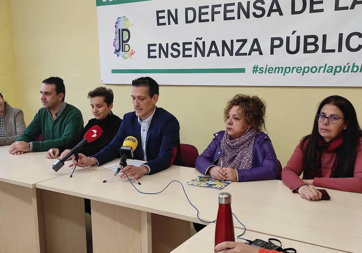 Javier Pajares, presidente de la junta de personal docente no universitario de Palencia, en el centro, lee el manifiesto de denuncia.