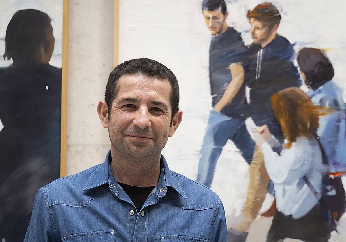 Óscar Herrán ante algunos de sus óleos en una sala del Museo de la Universidad de Valladolid.