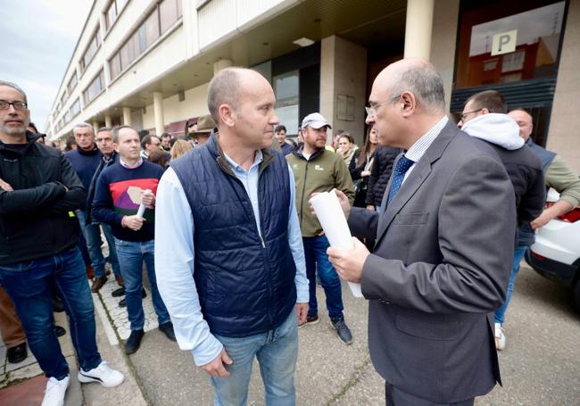 El subdelegado del Gobierno, Jacinto Canales, con el presidente de la comunidad de regantes.