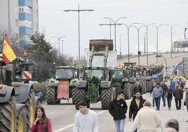 Los tractores, en el tramo final de la manifestación, en el paseo Arco de Ladrillo.
