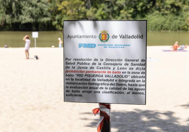 Cartel colocado el pasado verano en la playa en el que se advierte de la prohibición para bañarse ante la escasa calidad de las aguas