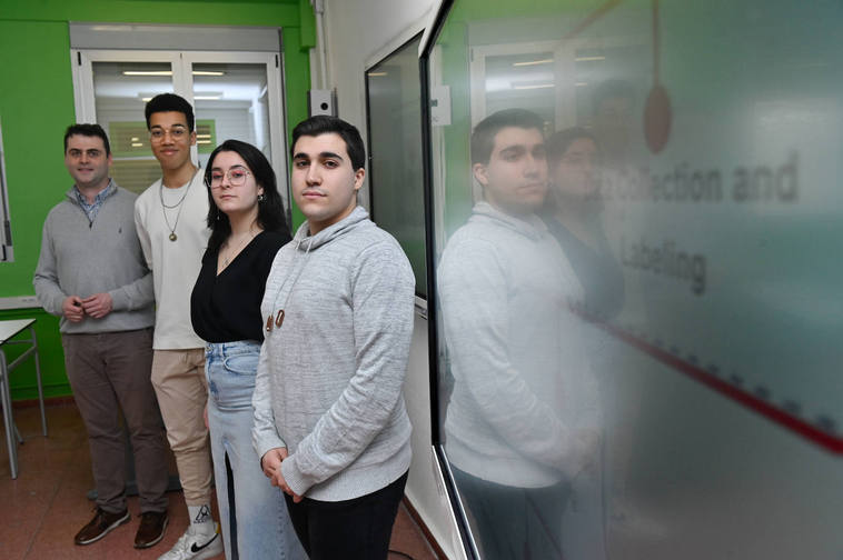 Julio A. Hernández junto a sus alumnos Matthiew Brako, Carla López y Alejandro José Álvarez