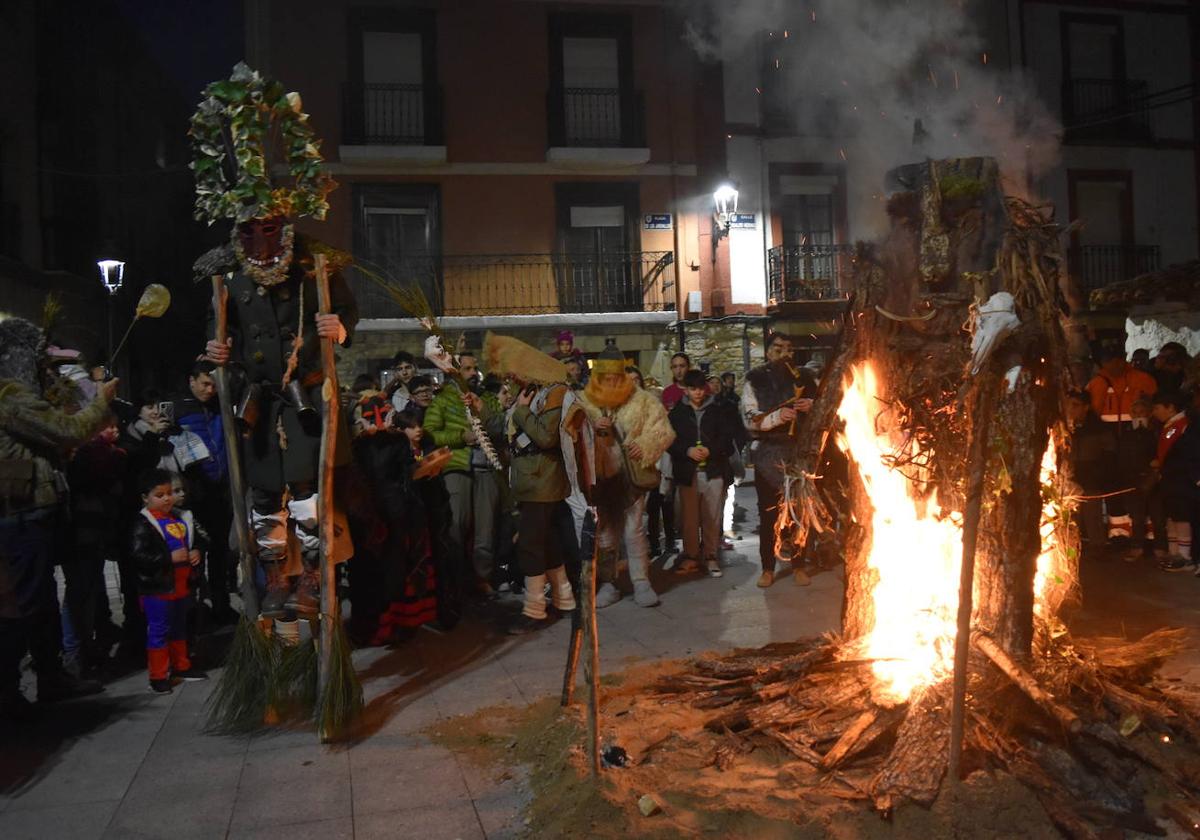 Mascaritos y público en la Quema del Tío.