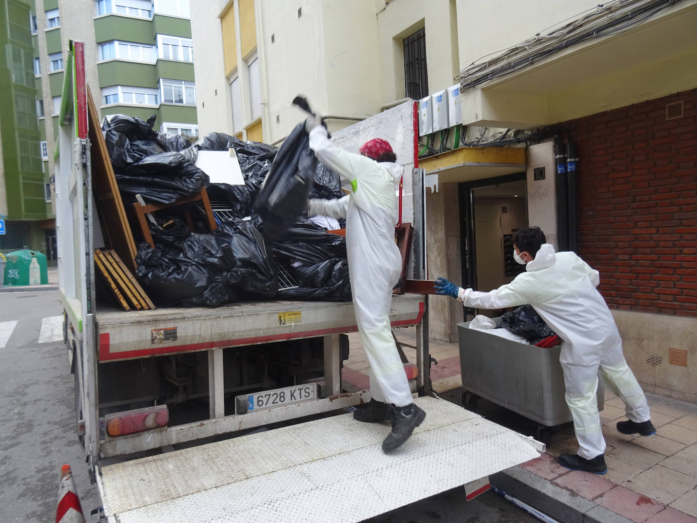 Así ha sido la retirada de las 15 toneladas de basura de la casa de una vecina en Batallas