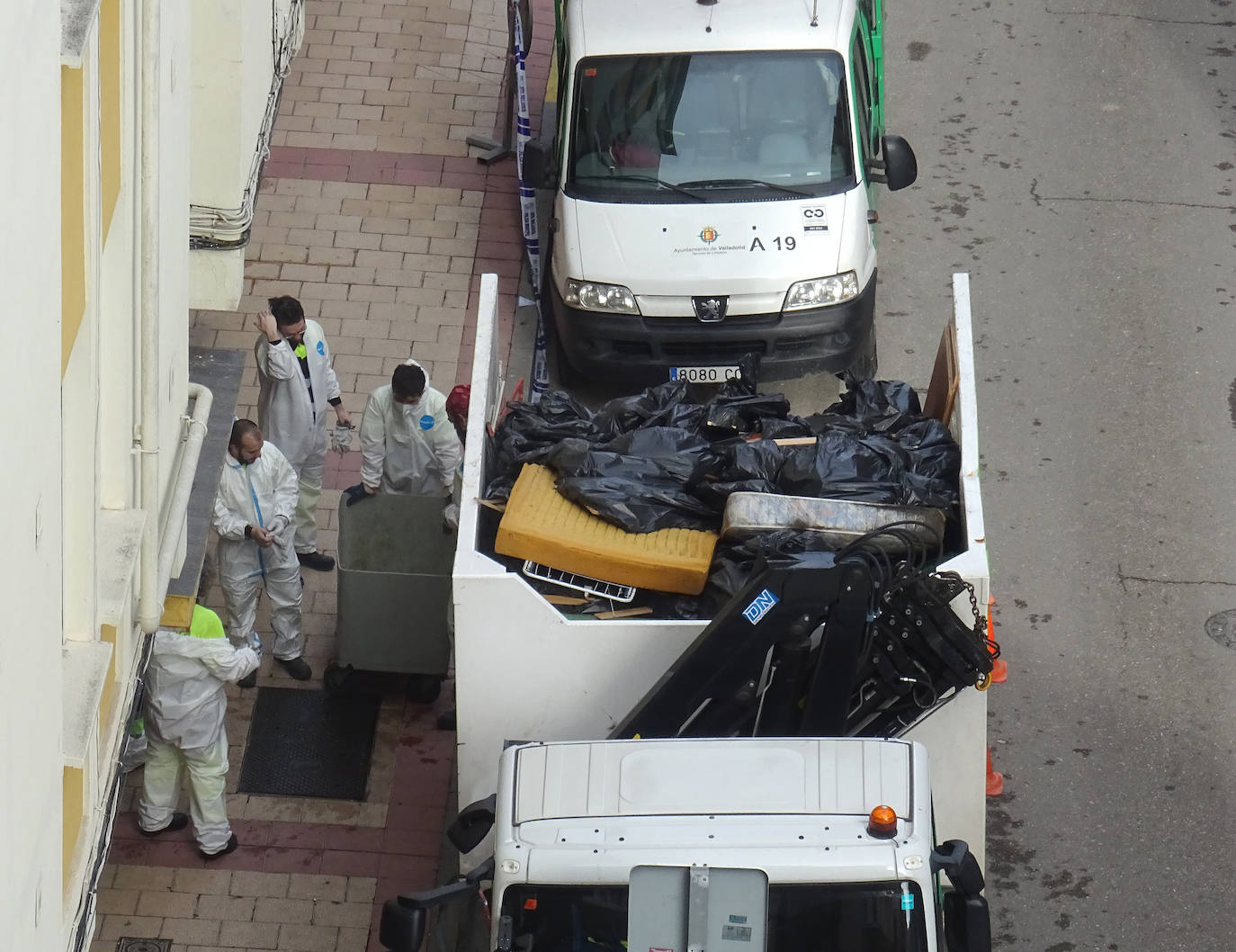 Así ha sido la retirada de las 15 toneladas de basura de la casa de una vecina en Batallas