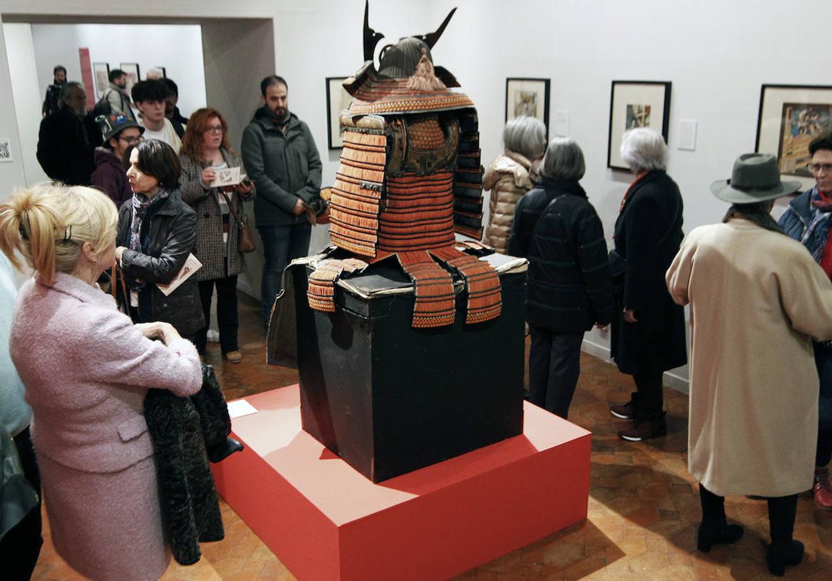 Multitud de personas visitan la actual muestra artística que alberga el Torreón de Lozoya.